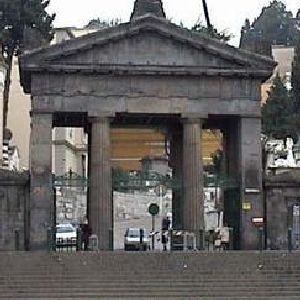 Sul web mettono in vendita una tomba per 800 mila euro!