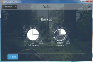 Una volta installato CopyTrans Shelbee, colleghiamo il nostro iPhone o iPad al PC tramite il cavo dati USB forinto in dotazione, quindi avviamo il programma e selezioniamo il nostro device dal menu a tendina che si trova in alto a sinistra. Fatto? Perfetto, a questo punto facciamo clic sul pulsante "Backup" se vogliamo creare una copia di backup, altrimenti su "Restore" per effettuare un ripristino del dispositivo.  Nella schermata successiva dobbiamo selezionare la cartella di salvataggio/caricamento (dipende se abbiamo scelto Backup oppure Restore). Per cambiarla è sufficiente fare clic sul pulsante verde "Change" e, non appena siamo pronti, facciamo clic su "Start" per iniziare l'operazione.