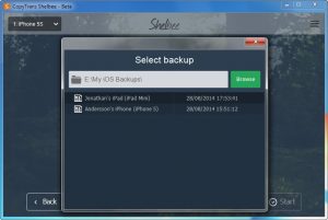 Una volta installato CopyTrans Shelbee, colleghiamo il nostro iPhone o iPad al PC tramite il cavo dati USB forinto in dotazione, quindi avviamo il programma e selezioniamo il nostro device dal menu a tendina che si trova in alto a sinistra. Fatto? Perfetto, a questo punto facciamo clic sul pulsante "Backup" se vogliamo creare una copia di backup, altrimenti su "Restore" per effettuare un ripristino del dispositivo.  Nella schermata successiva dobbiamo selezionare la cartella di salvataggio/caricamento (dipende se abbiamo scelto Backup oppure Restore). Per cambiarla è sufficiente fare clic sul pulsante verde "Change" e, non appena siamo pronti, facciamo clic su "Start" per iniziare l'operazione.