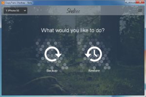 Una volta installato CopyTrans Shelbee, colleghiamo il nostro iPhone o iPad al PC tramite il cavo dati USB forinto in dotazione, quindi avviamo il programma e selezioniamo il nostro device dal menu a tendina che si trova in alto a sinistra. Fatto? Perfetto, a questo punto facciamo clic sul pulsante "Backup" se vogliamo creare una copia di backup, altrimenti su "Restore" per effettuare un ripristino del dispositivo.  Nella schermata successiva dobbiamo selezionare la cartella di salvataggio/caricamento (dipende se abbiamo scelto Backup oppure Restore). Per cambiarla è sufficiente fare clic sul pulsante verde "Change" e, non appena siamo pronti, facciamo clic su "Start" per iniziare l'operazione.